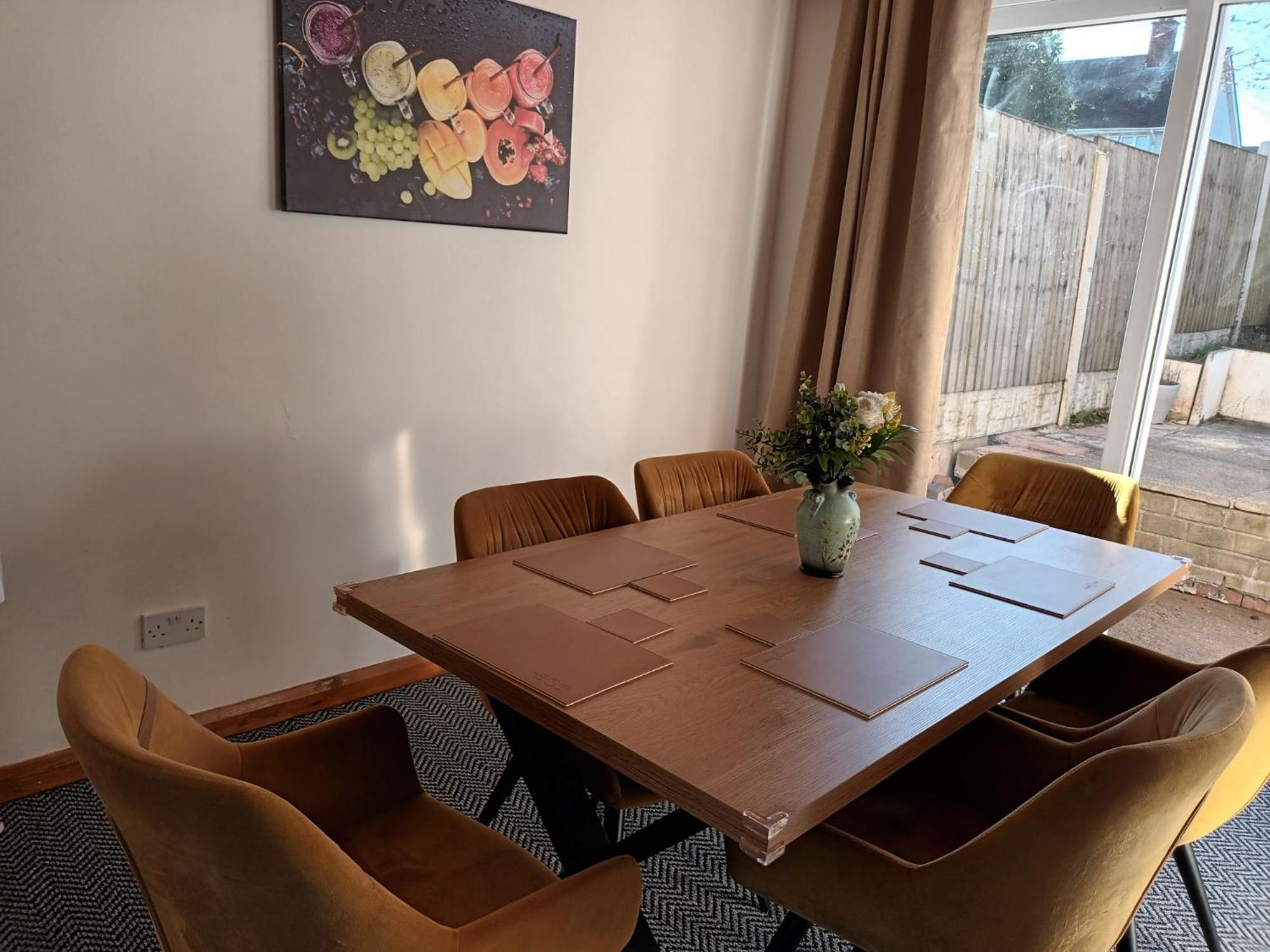 Serviced 3-bedroom Near Nec, Airport & Jlr Holiday home
