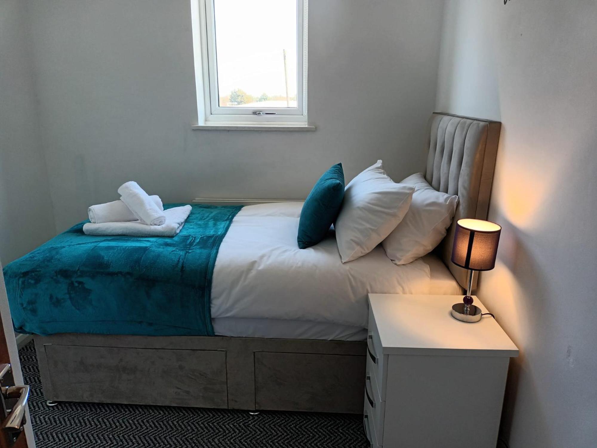 Serviced 3-bedroom Near Nec, Airport & Jlr Holiday home *