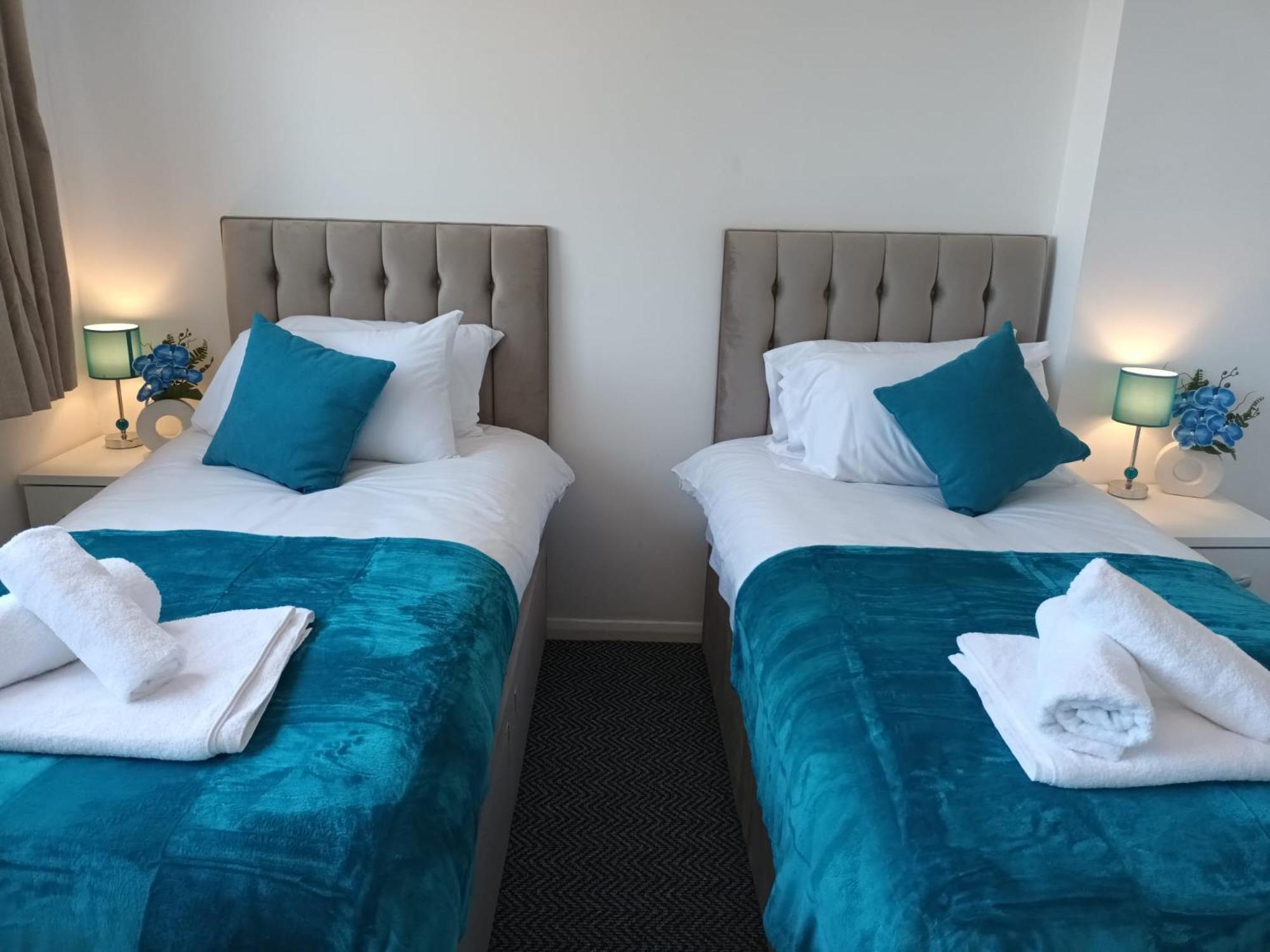 Serviced 3-bedroom Near Nec, Airport & Jlr Holiday home *