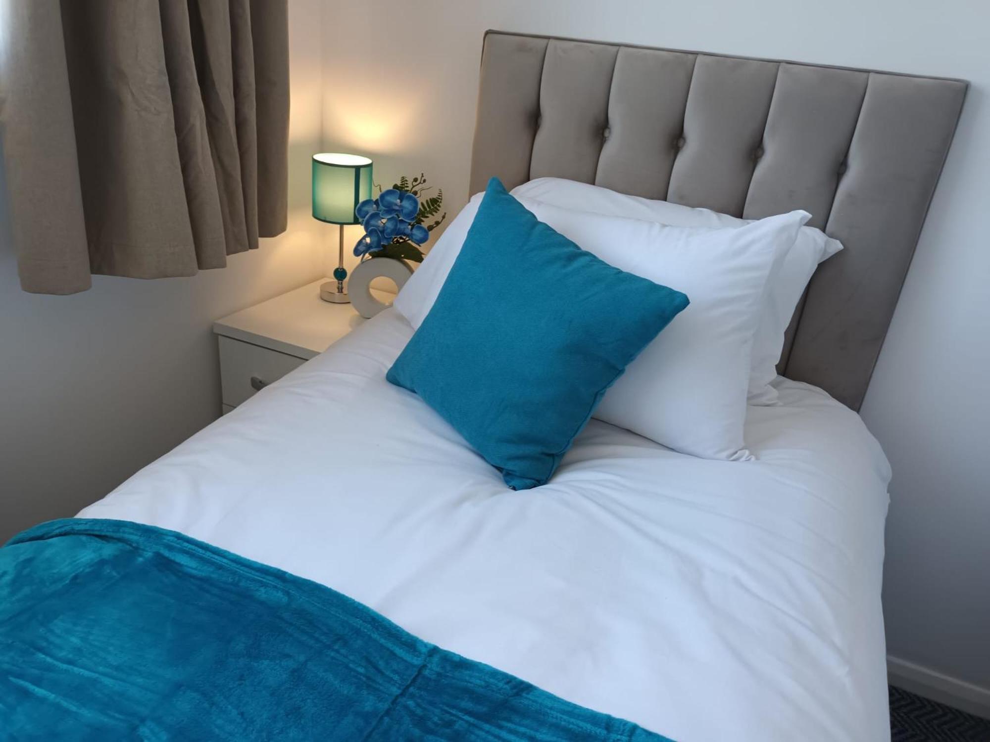 Serviced 3-bedroom Near Nec, Airport & Jlr Holiday home *